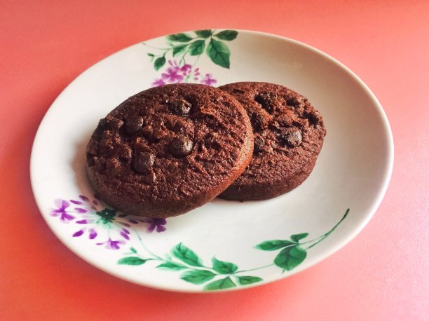 双层饼干巧克力片装在甜点盘中。图片下载