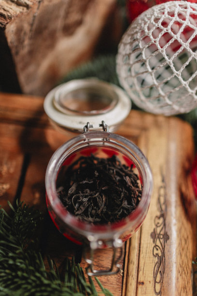 新年的照片，茶几上的中国茶和球与编结风格的冷杉枝图片下载