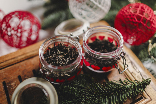 新年的照片，茶几上的中国茶和球与编结风格的冷杉枝图片下载