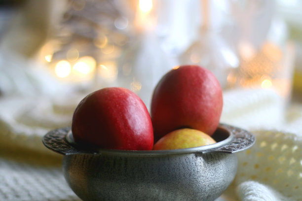 一碗苹果，蜡烛和圣诞装饰品图片下载
