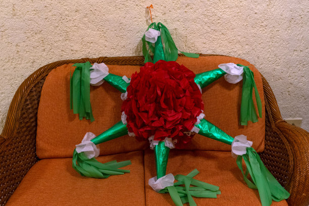 墨西哥传统皮纳塔糖果盒图片下载