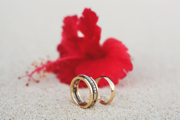 优雅的钻石结婚戒指。夏威夷的花。图片下载