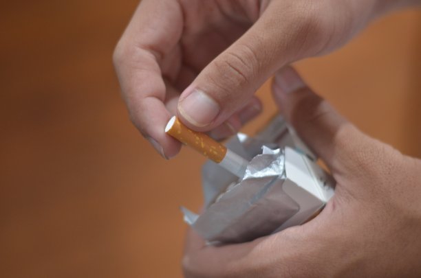 靠近的男性手里拿着一包香烟图片下载