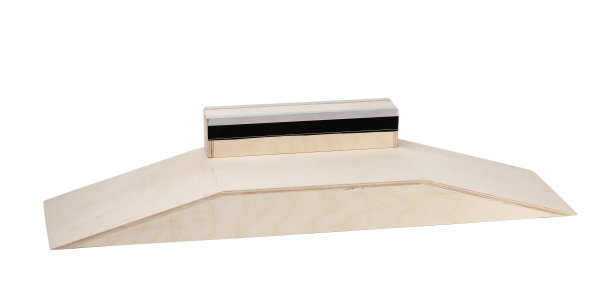 一个木制场景，有一个金属角在指板上滑冰，孤立在一个白色的背景图片下载