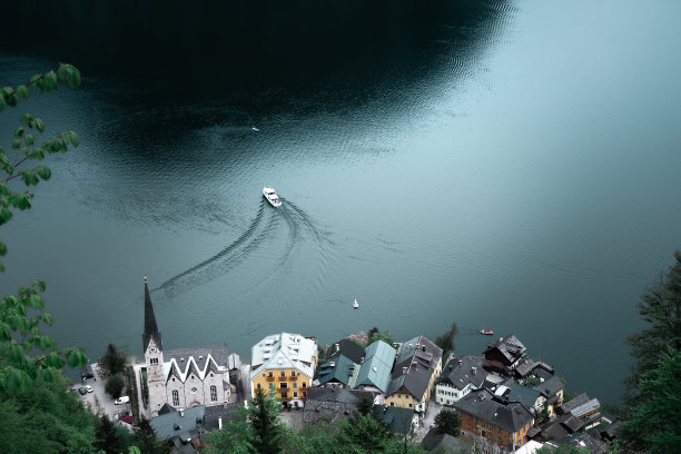 沿岸建筑物的景色。这座城市的山脉和纪念碑。哈尔斯塔特,联合国教科文组织。奥地利。图片下载