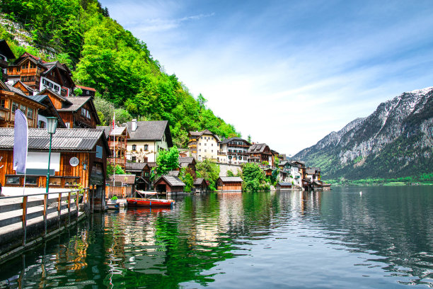 沿岸建筑物的景色。这座城市的山脉和纪念碑。哈尔斯塔特,联合国教科文组织。奥地利。图片下载