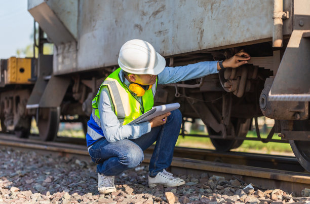 专业技术人员预检查货运列车，工程师人员在货运列车站台工作，技术人员控制货运列车的正确性，安全理念图片下载