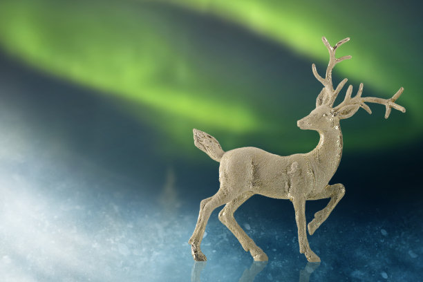 圣诞节的象征，鹿或驯鹿的抽象背景与北极光。副本的空间。图片下载
