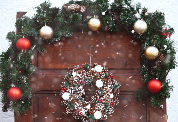 木制门上的圣诞花环特写图片下载