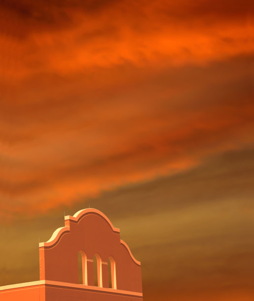 这是一个典型的外部建筑，主要受墨西哥和西班牙的影响，在凤凰城，亚利桑那州的黄金时间。图片下载