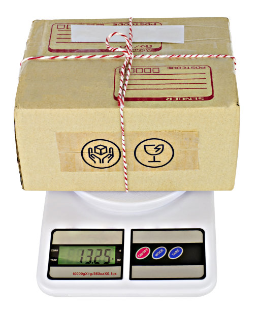 数字刻度的包裹盒或纸箱，隔离在白色背景上。图片下载