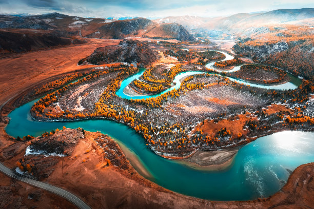 俄罗斯西伯利亚阿尔泰山楚雅河。素材图片