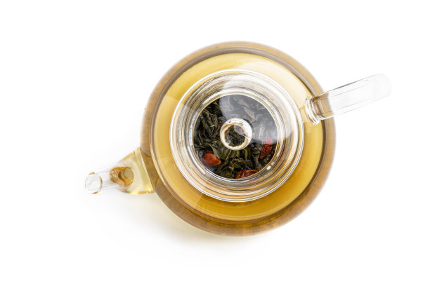 绿茶与枸杞在茶壶孤立的白色图片下载