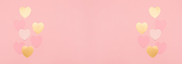 粉色，金色纸心在淡粉色的背景。情人节的概念。平的。图片下载