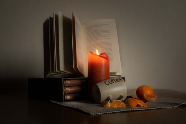 静物生活，在咖啡、烛光和一本书中放松片刻图片下载