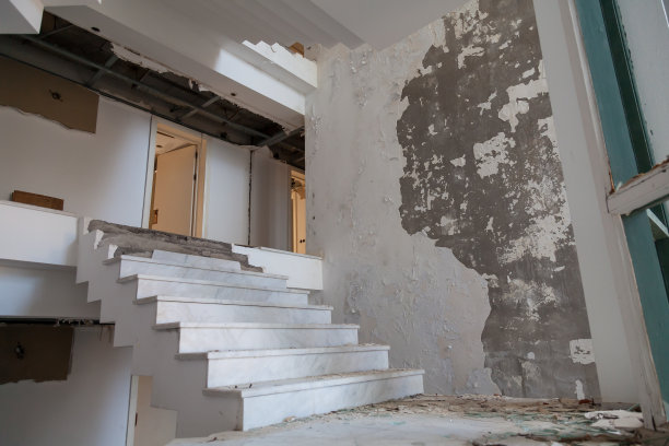 一个废弃的房子里的旧楼梯，内部被破坏者破坏了。图片下载