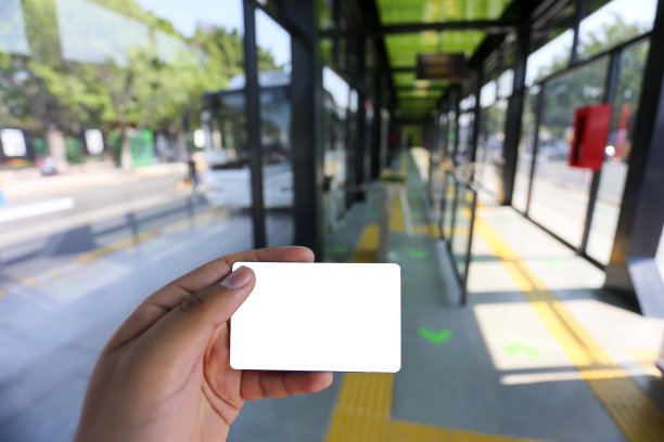 手里拿着智能手机的男人图片下载