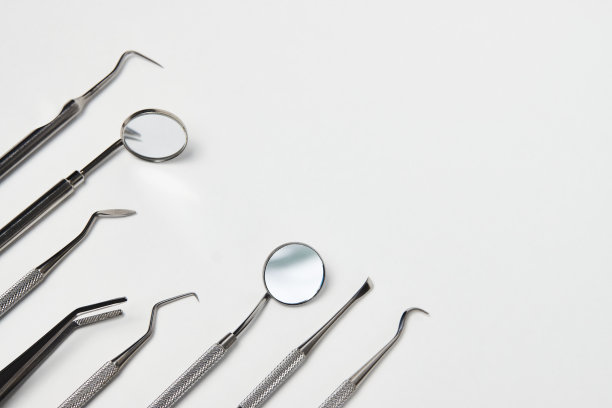 专业牙医工具的白色背景与复制空间图片下载