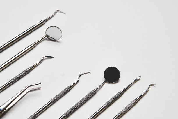 专业牙医工具的白色背景与复制空间图片下载