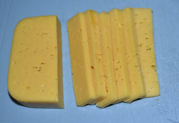 在切菜板上切的多汁奶酪片图片下载