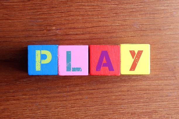 木制立方体与文本播放图片下载