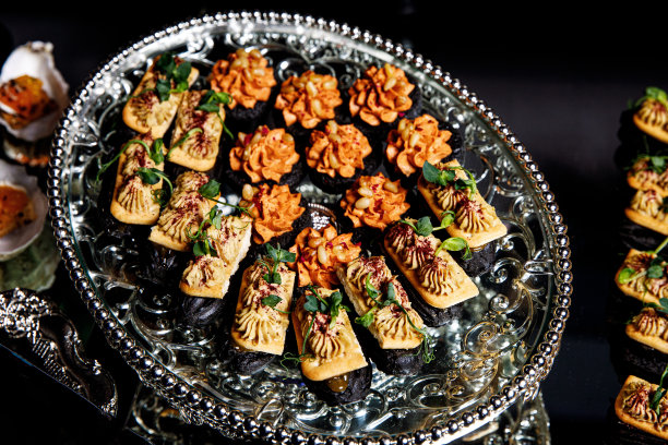 宴会肉棒。冷餐配蔬菜，鱼和rucola面包，点心图片下载