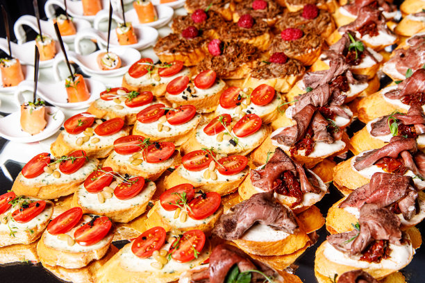 宴会肉棒。冷餐配蔬菜，鱼和rucola面包，点心图片下载