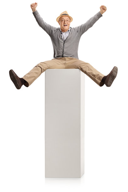 一个拄着拐杖的老人坐在一根白色的柱子上挥舞着图片下载