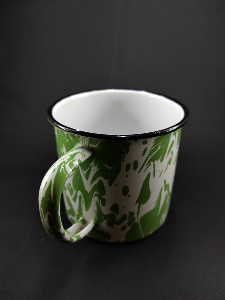 黑色库存照片上的大绿色杯子图片下载