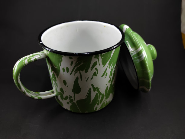 黑色库存照片上的大绿色杯子图片下载