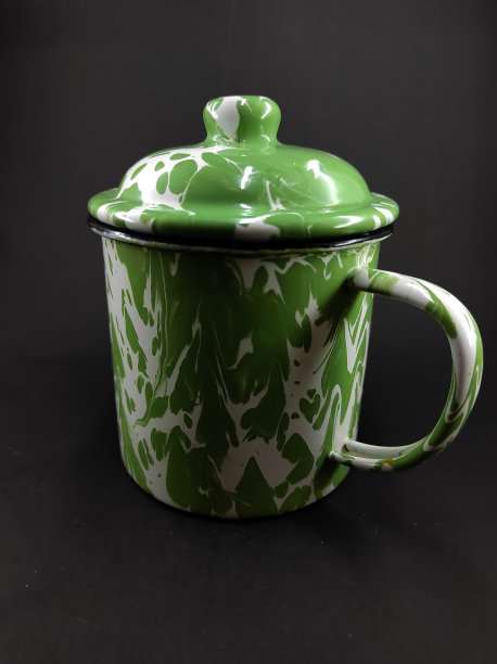 黑色库存照片上的大绿色杯子图片下载