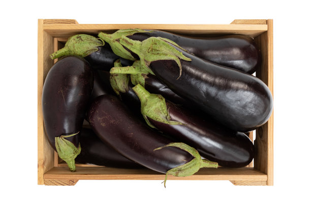 盒子与茄子孤立在白色的背景图片下载