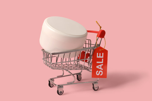 白色化妆霜在迷你篮子与折扣贴纸。图片下载