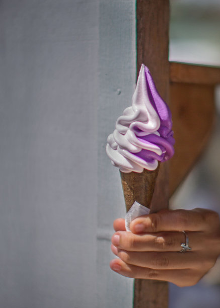 卖冰淇淋的女人手里拿着蛋卷冰淇淋图片下载