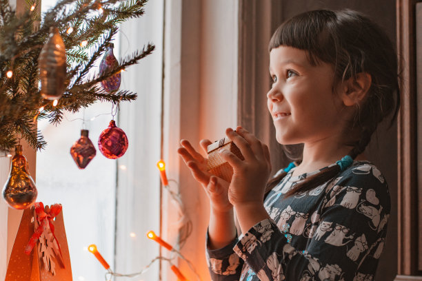 5岁小女孩在享受圣诞节图片下载