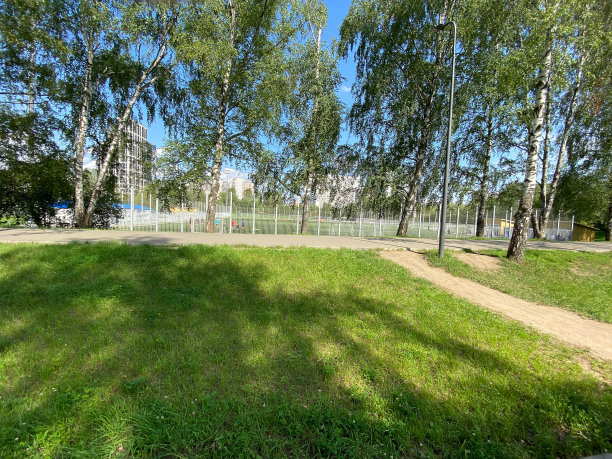 足球场附近的栅栏在阳光明媚的夏日图片下载