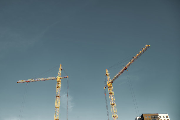 建筑起重机在天空背景下的创作现场工作图片下载
