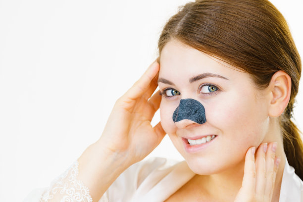 女性在鼻子上涂毛孔贴图片下载