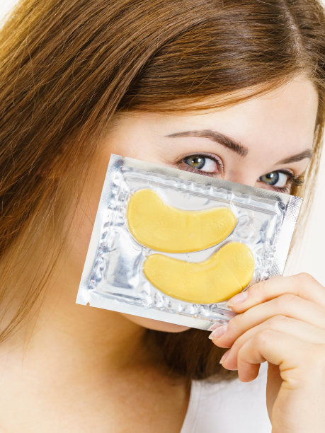 女人准备涂上金色眼罩图片下载