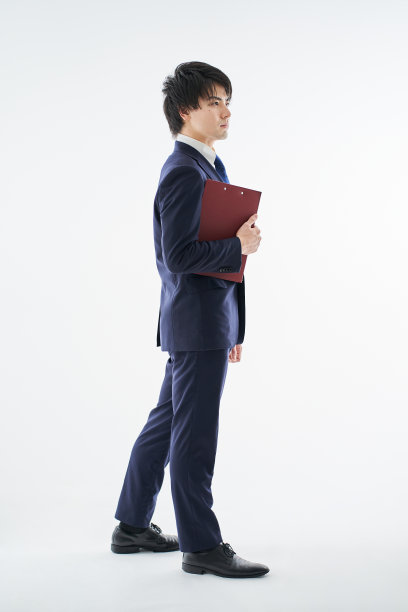 亚洲女性在白色背景下摆姿势图片下载