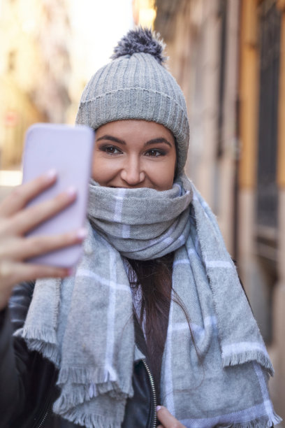 穿着外套的年轻女子在自拍图片下载