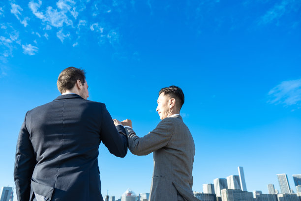 双臂交叉摆姿势的商人图片下载