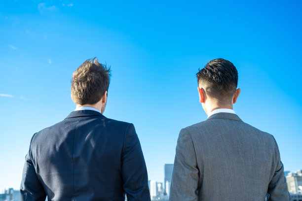 两个穿西装的男人的背影图片下载