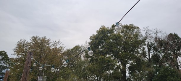 悬挂户外圣诞彩灯图片下载