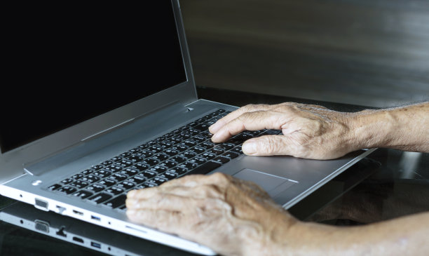 双手放在笔记本电脑键盘上图片下载