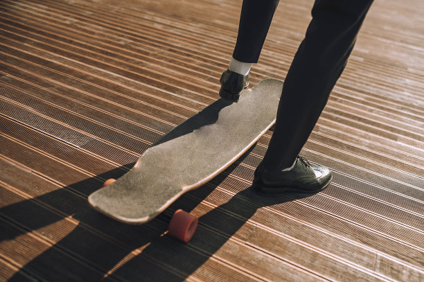 雄性脚踩滑板的特写照片图片下载