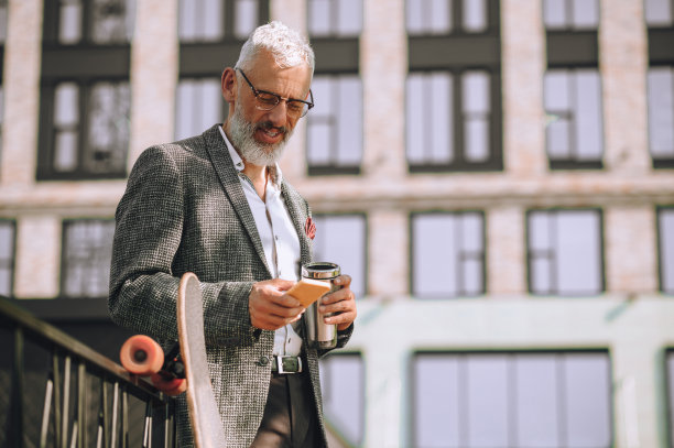 手里拿着防溅杯的成熟男人图片下载