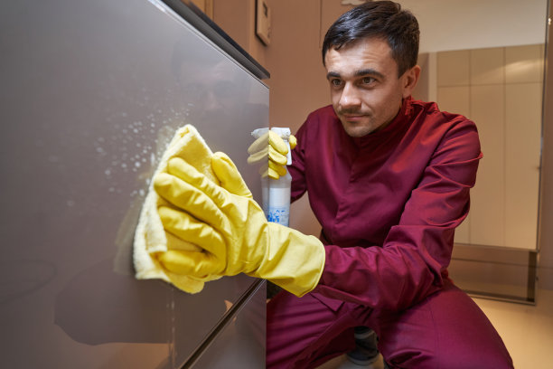 有经验的清洁人员用潮湿的超细纤维布擦拭鞋架柜图片下载