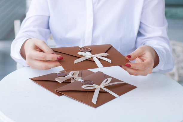 礼品券、礼券或折扣。青铜邀请信封的特写照片，带丝带和蜡封，礼券，卡片，婚礼请柬图片下载