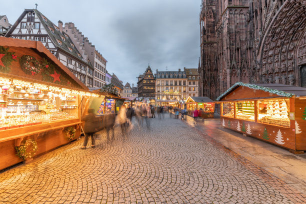 阿尔萨斯斯特拉斯堡大教堂广场上著名的圣诞市场。图片下载